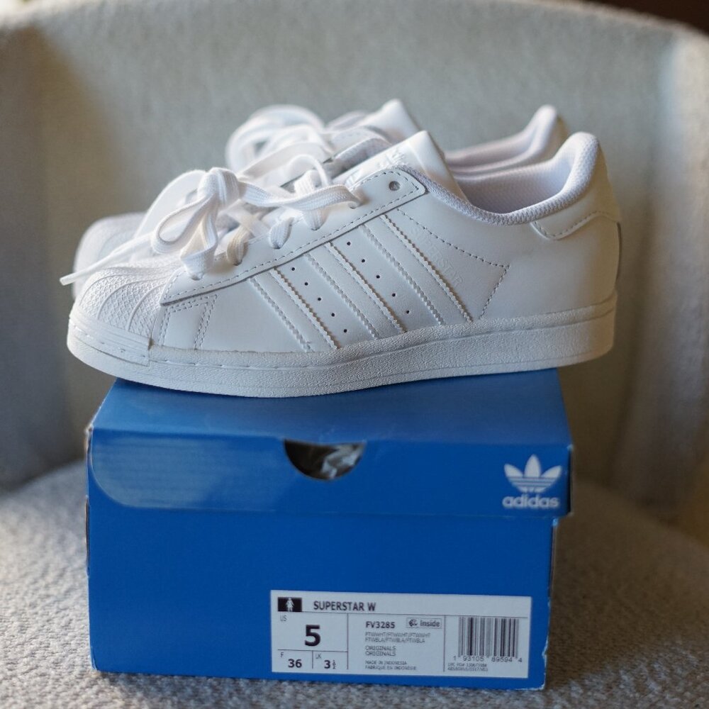 NEVER WORN WOMEN'S ADIDAS SUPERSTAR W SNEAKERS
